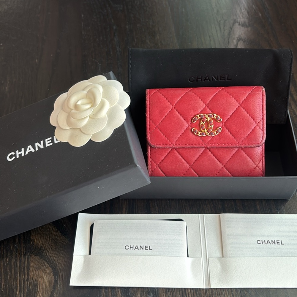 CHANEL 19 Matelasse Lambskin Trifold Wallet on Chain with Box Dust Bag Full Set